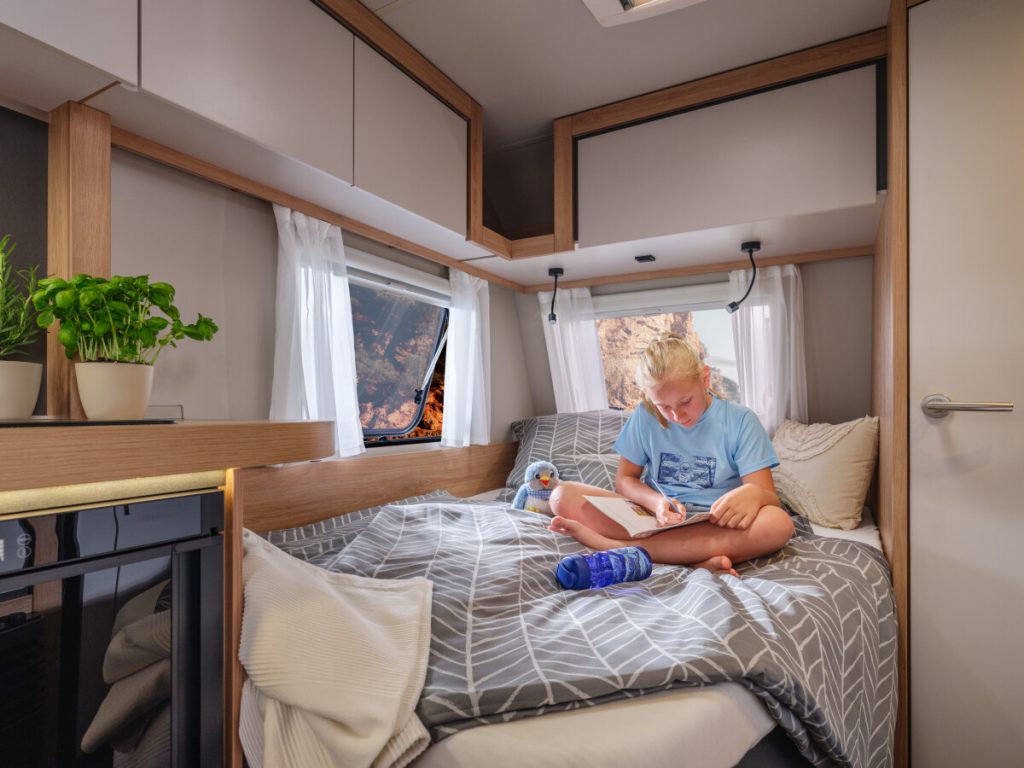 Person som kopplar av i husvagn under campingsemester.